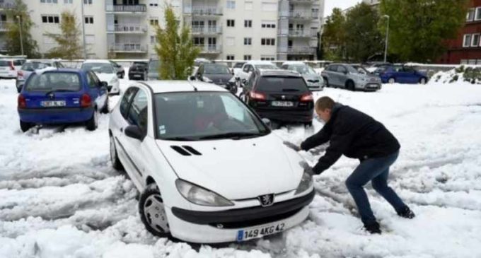 Францию ​​накрыли несезонные снегопады: 200 тысяч домов без света