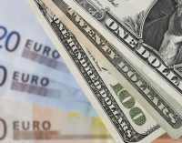 Украинцы массово продают валюту