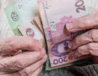 На сколько украинцам будут повышать пенсии