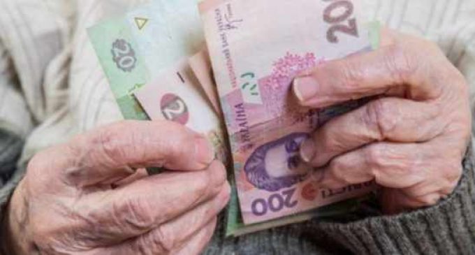 На сколько украинцам будут повышать пенсии
