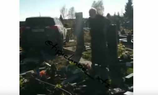 Священник разъезжал по кладбищу в Харькове, сбивая надгробия