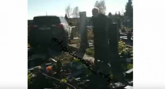 Священник разъезжал по кладбищу в Харькове, сбивая надгробия