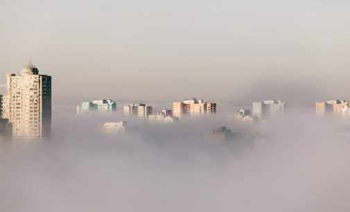 Киев накрыло туманом: водителям рекомендуют снизить скорость