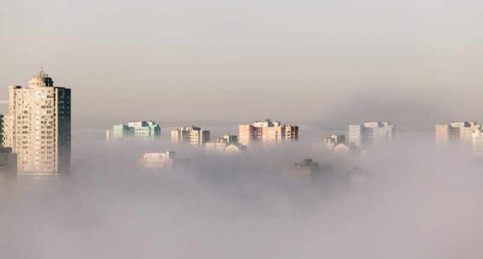 Киев накрыло туманом: водителям рекомендуют снизить скорость
