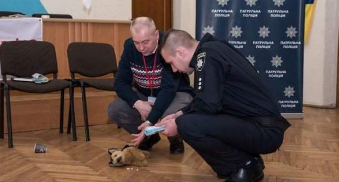 Патрульные прошли тренинг по защите животных от жестокости: тренировались на игрушечной собаке. ФОТО