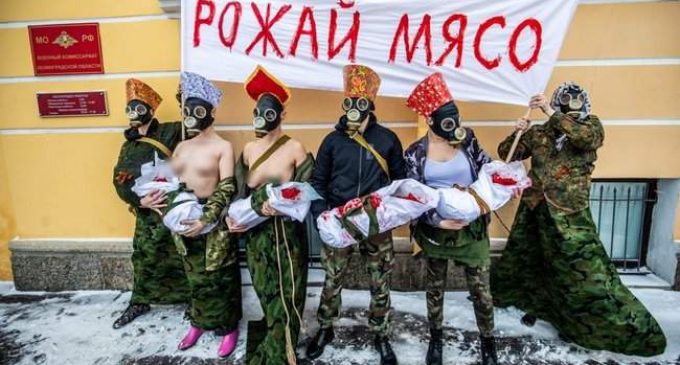 “Рожай мясо”: активистки под военкоматом в Санкт-Петербурге провели акцию с “окровавленными” свертками. ФОТО