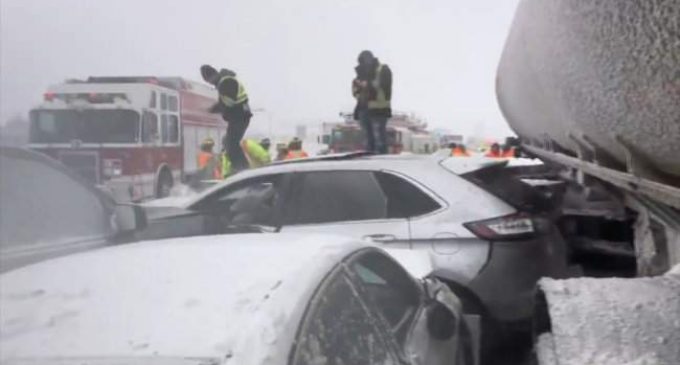 Сильный снегопад и нулевая видимость: в Канаде произошло ДТП с участием более 70 автомобилей. ФОТОрепортаж