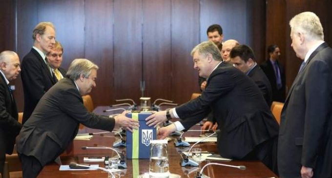 Порошенко обсудил с главой ООН Гутеррешем введение миротворцев на Донбасс и передал ему обращение от украинцев усилить давление на РФ