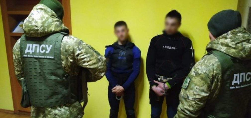 Пограничники на Закарпатье со стрельбой задержали двух водолазов, приплывших из Румынии и пытавшихся убежать. ВИДЕО+ФОТО