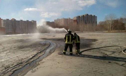 В Киеве заливали водой золоотвал ТЭЦ-4: район Позняки опять засыпало ядовитой пылью. ФОТОрепортаж