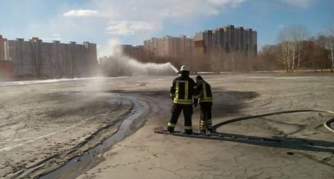 В Киеве заливали водой золоотвал ТЭЦ-4: район Позняки опять засыпало ядовитой пылью. ФОТОрепортаж