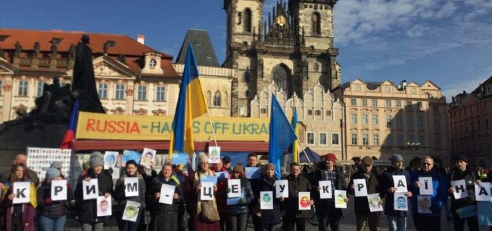 В центре Праги прошел флешмоб “Крым – это Украина”. ФОТОрепортаж