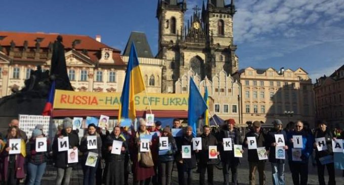 В центре Праги прошел флешмоб “Крым – это Украина”. ФОТОрепортаж