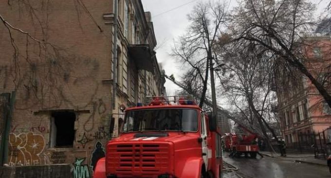 В Киеве горит историческое нежилое здание 1902 года. ФОТО