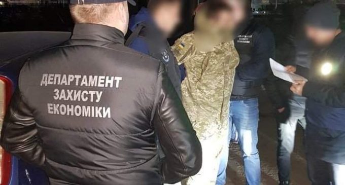 За взятку в $1300 за содействие в переправке мигрантов и контрабанду сигарет на Закарпатье задержан пограничник, – Нацполиция