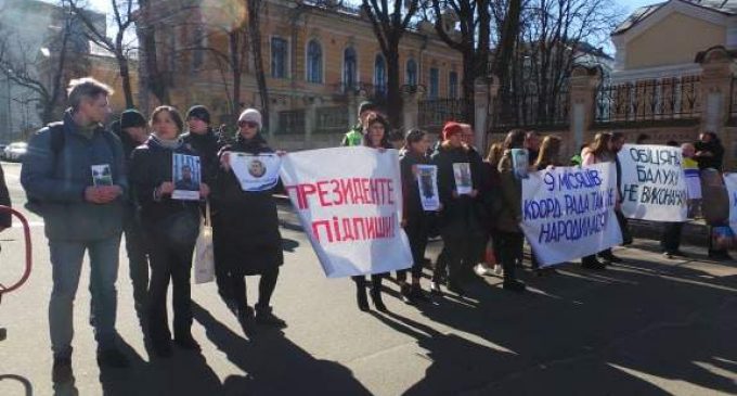 Родные заложников Кремля пришли под Администрацию президента. ФОТОрепортаж