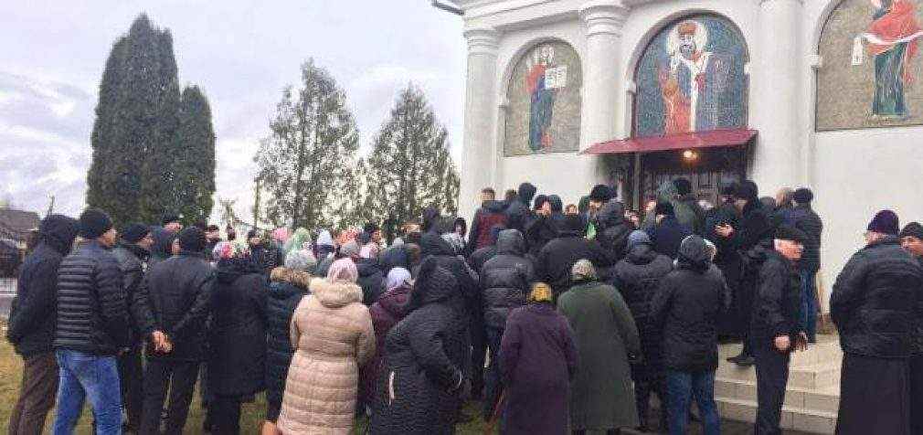 Представители УПЦ МП не пускали прихожан и нового настоятеля ПЦУ в церковь на Ривненщине. ФОТОрепортаж