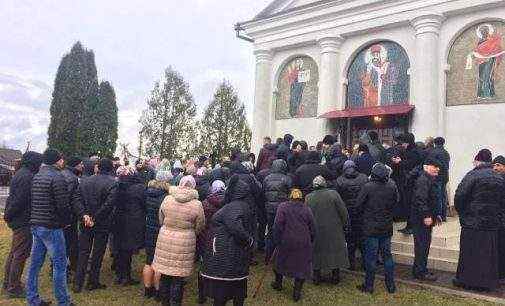 Представители УПЦ МП не пускали прихожан и нового настоятеля ПЦУ в церковь на Ривненщине. ФОТОрепортаж