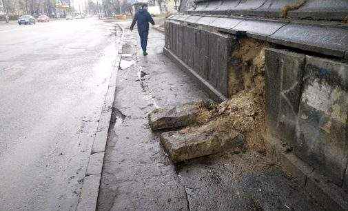 Ж/д мост на киевской Куреневке начал рассыпаться: отпало две плиты у основания, есть трещины. ФОТО