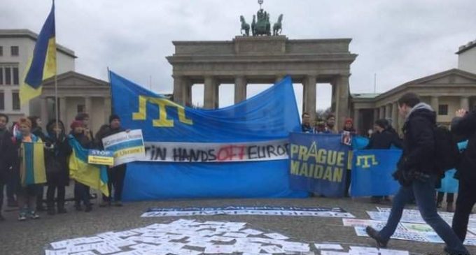 Акция против оккупации Крыма и в поддержку узников Кремля прошла в Берлине. ФОТО