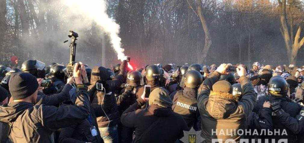 В Виннице во время митинга Порошенко произошли столкновения полиции с представителями Нацдружин, трех человек задержали. ВИДЕО+ФОТОрепортаж