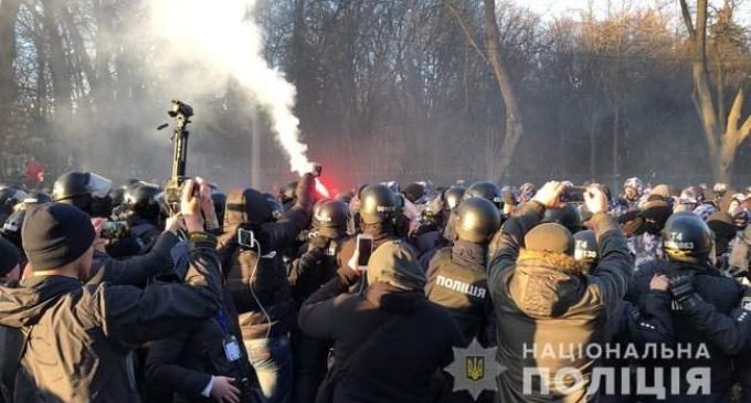 В Виннице во время митинга Порошенко произошли столкновения полиции с представителями Нацдружин, трех человек задержали. ВИДЕО+ФОТОрепортаж