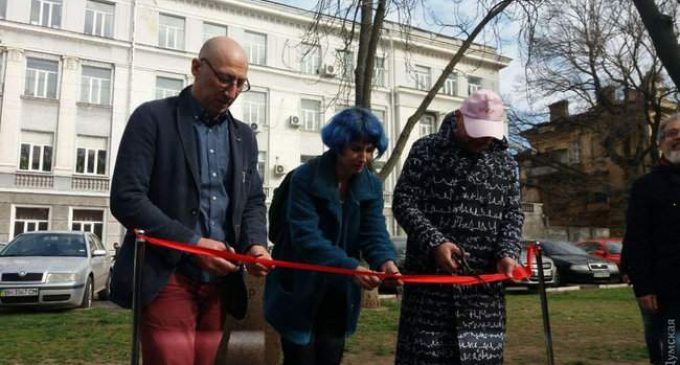 В Одессе открыли шуточные памятники Трампу и Ким Чен Ыну. ВИДЕО+ФОТОрепортаж