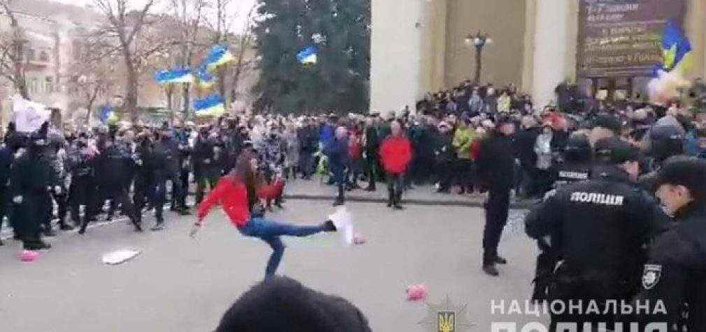 Представителей “Нацдружин” задержали в Полтаве перед выступлением Порошенко, есть пострадавшая. ВИДЕО