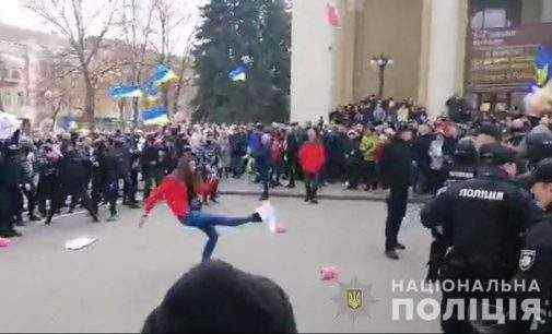 Представителей “Нацдружин” задержали в Полтаве перед выступлением Порошенко, есть пострадавшая. ВИДЕО