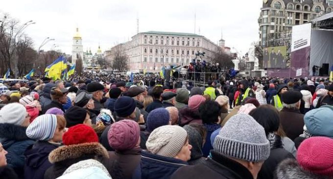 Михайловская площадь была забита людьми, которых явно никто не привозил, – блогер Мальцев о встрече Порошенко с избирателями. ФОТОрепортаж