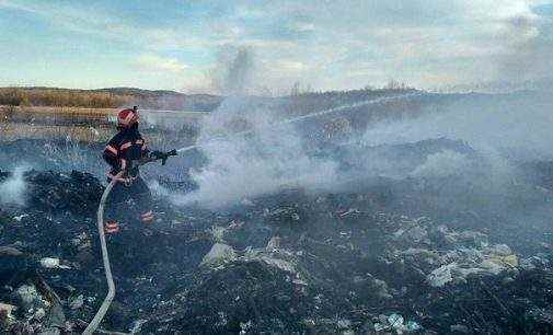 Спасатели 7 часов тушили свалку, которая загорелась под Черновцами. ФОТО