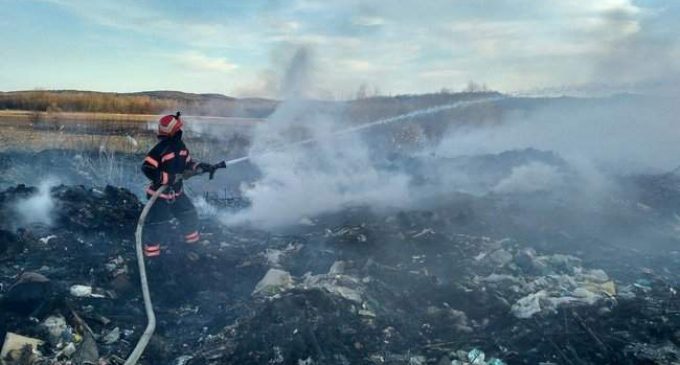 Спасатели 7 часов тушили свалку, которая загорелась под Черновцами. ФОТО