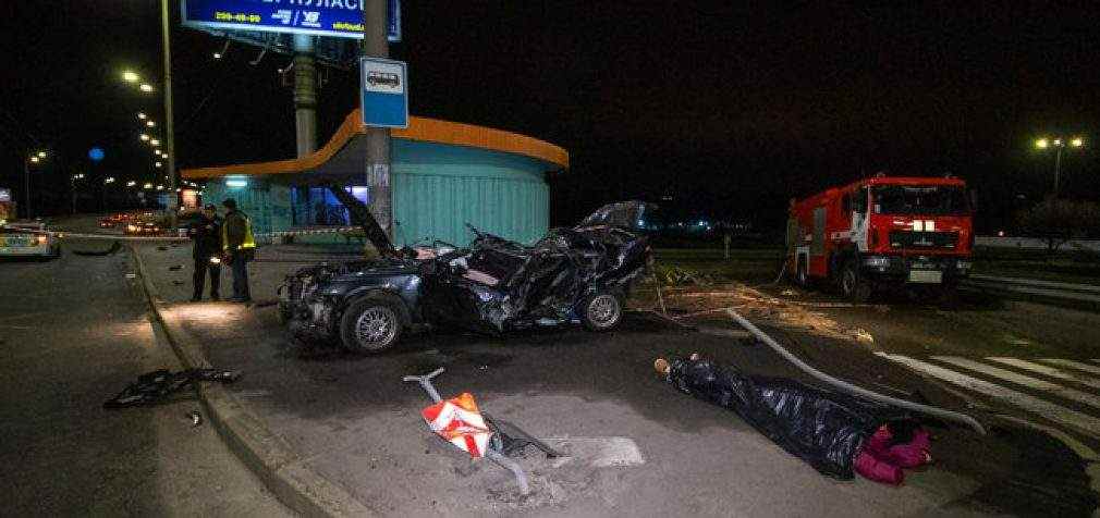 Subaru на скорости влетела в столб на Северном мосту в Киеве: погиб пассажир, двое людей в реанимации. ФОТО