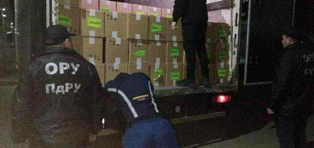 На трассе “Киев-Одесса” задержали автомобиль со 136 тысячами пачек контрабандных сигарет. ФОТОрепортаж