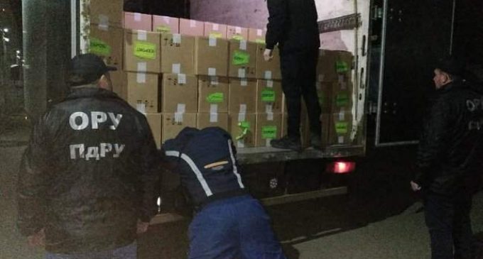 На трассе “Киев-Одесса” задержали автомобиль со 136 тысячами пачек контрабандных сигарет. ФОТОрепортаж