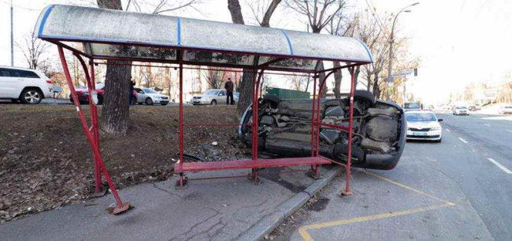 В результате столкновения с Chevrolet Audi вылетела на тротуар и снесла остановку общественного транспорта в Киеве. ФОТОрепортаж