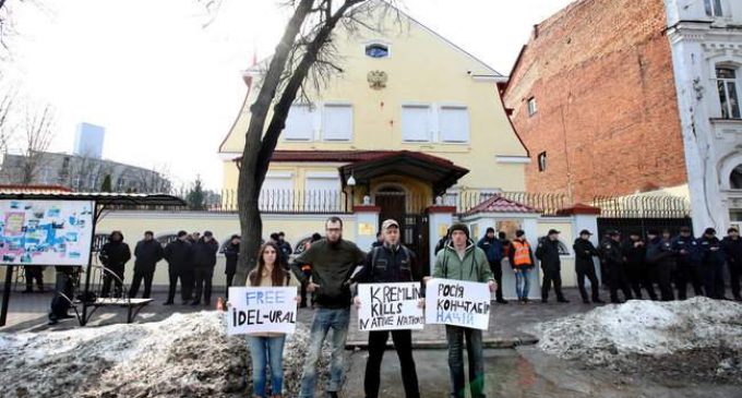 Активисты требовали свободы для коренных народов России у генконсульства РФ в Харькове. ФОТОрепортаж