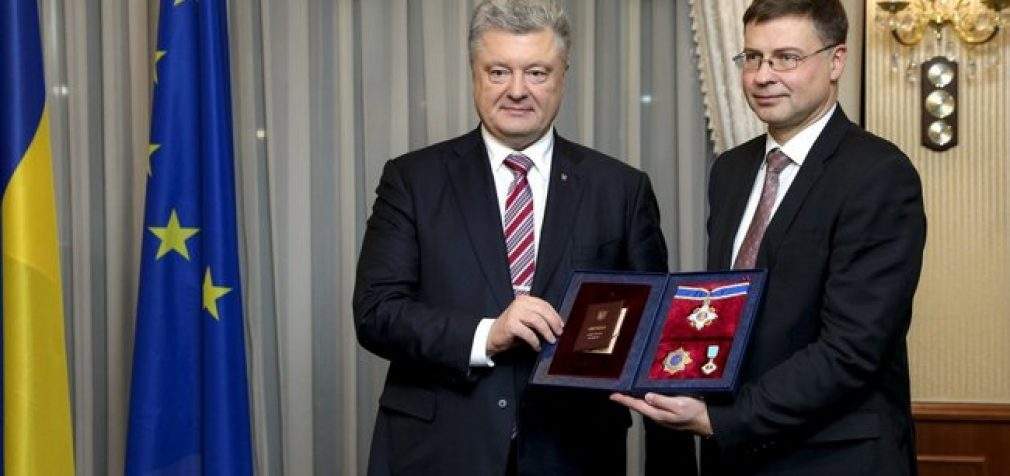 Порошенко наградил орденом Ярослава Мудрого вице-президента Еврокомиссии Домбровскиса. ФОТО