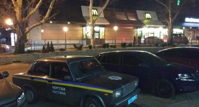 Стрельба в центре Николаева: мужчины не поделили место в очереди на McDrive. ВИДЕО+ФОТОрепортаж