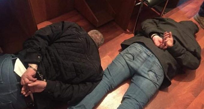 В Киеве задержаны 4 человека при попытке продать 2 литра “красной ртути” за 246 тыс. евро, – прокуратура. ФОТОрепортаж