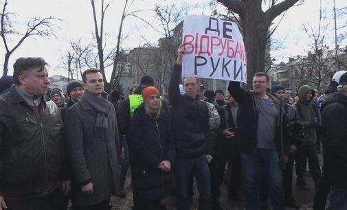 Драка среди участников встречи с Порошенко: мужчине порвали два протестных плаката. ВИДЕО+ФОТОрепортаж