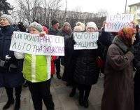 Жители Мариуполя перекрыли движение в центре города, требуя отменить подорожание проезда. ВИДЕО+ФОТОрепортаж