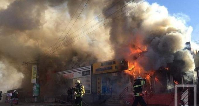 Пожар на рынке в Кривом Роге: огонь повредил торговые павильоны. ВИДЕО+ФОТОрепортаж