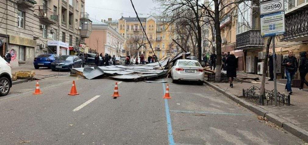 Мощный ветер сорвал крышу с жилого дома в центре Киева, повредив несколько припаркованных на улице автомобилей. ФОТОрепортаж