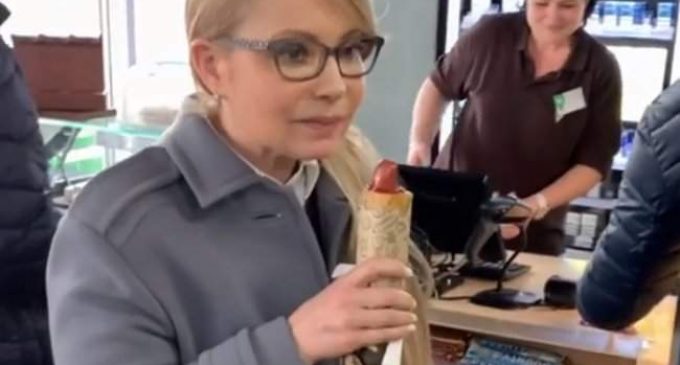 Тимошенко снялась с хот-догом в руках. ВИДЕО