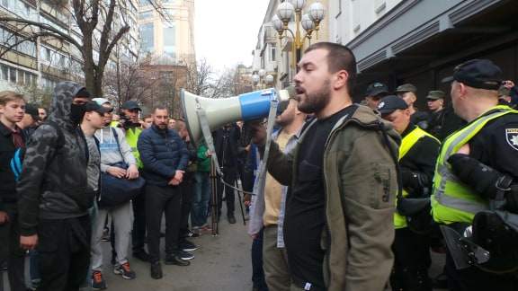 Нацкорпус и Нацдружины проводят в Киеве акцию Вдуй свинарчукам возле ГПУ, СБУ и МВД (обновлено) 09