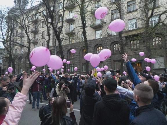 Акция Нацкорпуса и Нацдружин Вдуй свинарчукам переместилась на Банковую к АП 15