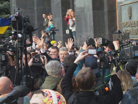 Под Администрацией президента в Киеве прошла акция Дякую, Петре! (обновлено) 10