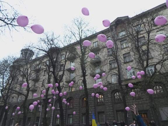 Акция Нацкорпуса и Нацдружин Вдуй свинарчукам переместилась на Банковую к АП 16