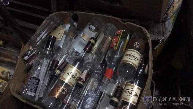 В Тернополе налоговиками ликвидировано подпольное производство алкоголя, фальсифицированного под известные торговые марки 13